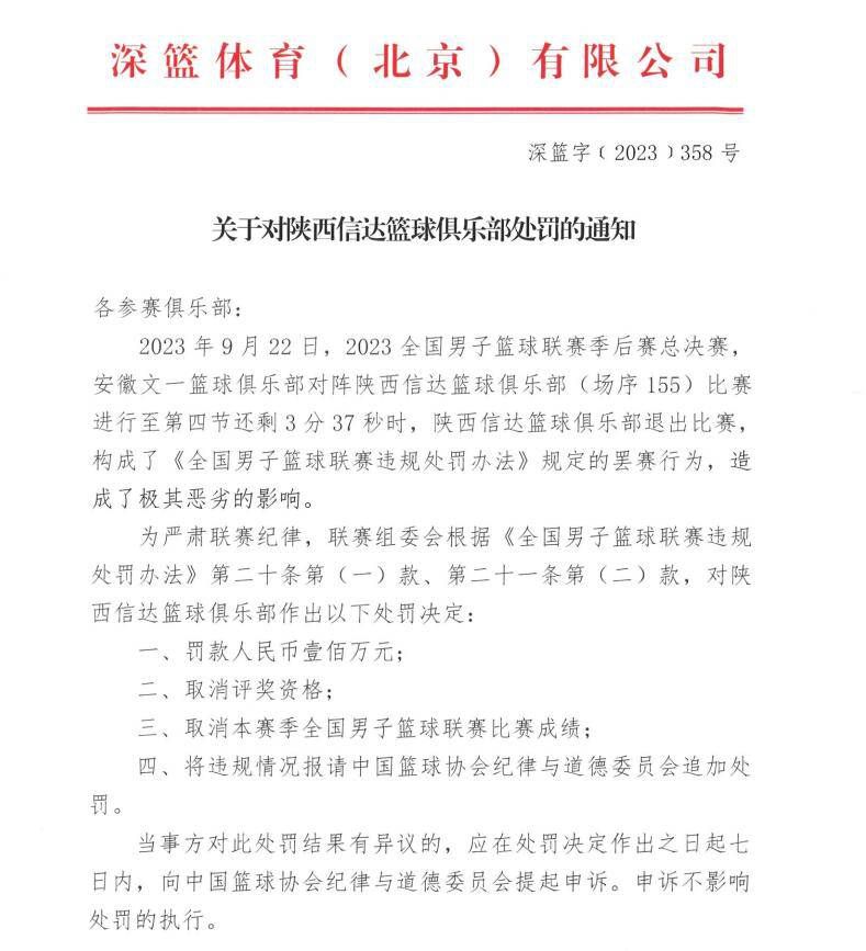 达瑞斯（塞缪尔·杰克逊 Samuel L. Jackson 饰）曾是一位令业内助士心惊胆战的超等杀手，现在已伏诛的他屈居在铁窗以后，期待着漫长的刑期到头。达瑞斯的老婆索尼娅（萨尔玛·海耶克 Salma Hayek 饰）一样身陷囹圉，某日，达瑞斯获得了一个不测的机遇，可以或许令索尼娅重获自由，作为互换，他必需出庭作证证实险恶的罪犯弗拉迪斯拉夫（加里·奥德曼 Gary Oldman 饰）有罪。作为护投递瑞斯出庭的负责人，艾米莉亚（艾洛蒂·袁 Elodie Yung 饰）和她的团队遭到了弗拉迪斯拉夫所派出的佣兵的伏击，三军覆没，幸存的艾米莉亚无奈之下只能找到私家保镳兼前男朋友迈克尔（瑞安·雷诺兹 Ryan Reynolds 饰），拜托他贴身庇护达瑞斯。